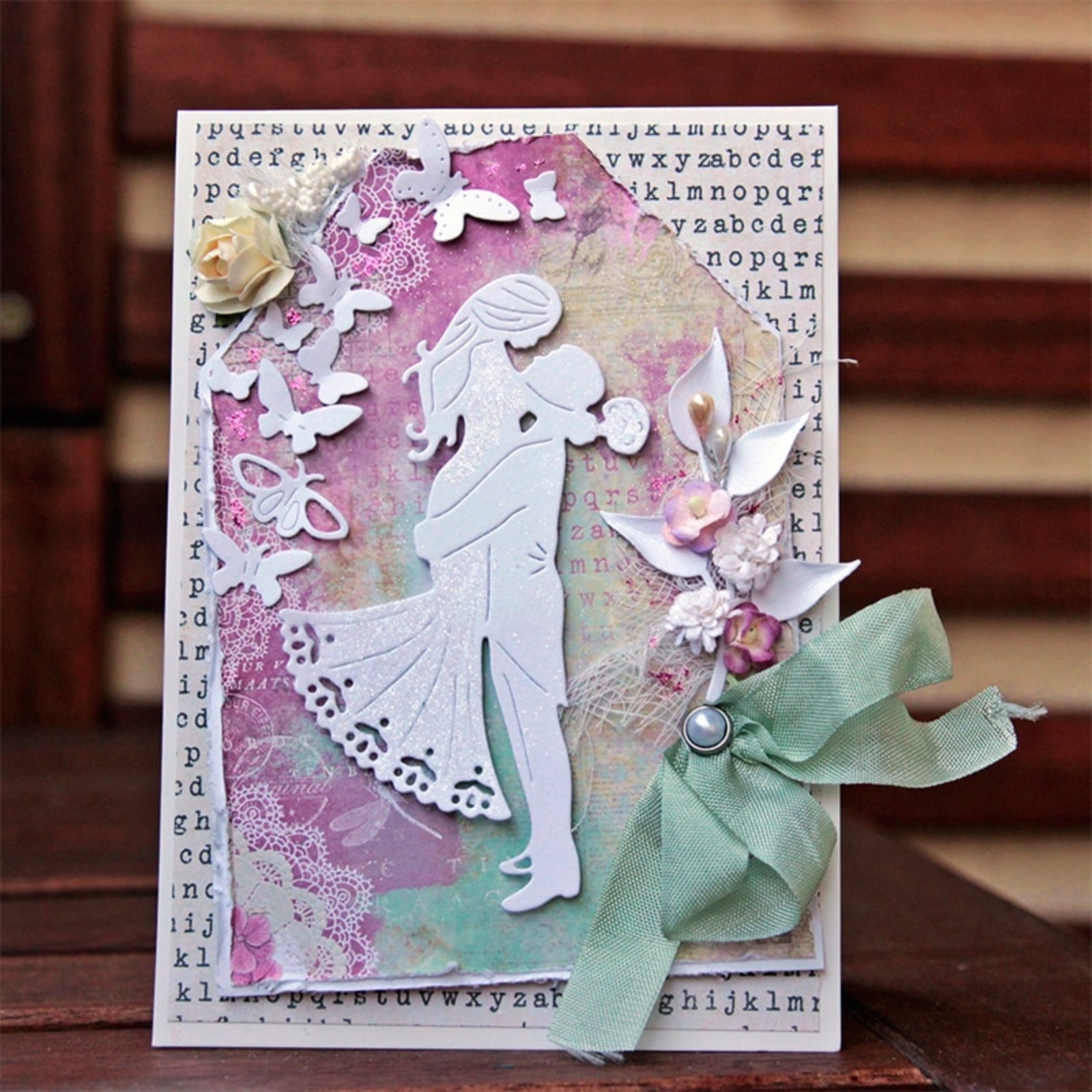 Bride & Groom Embrace Cutting Die