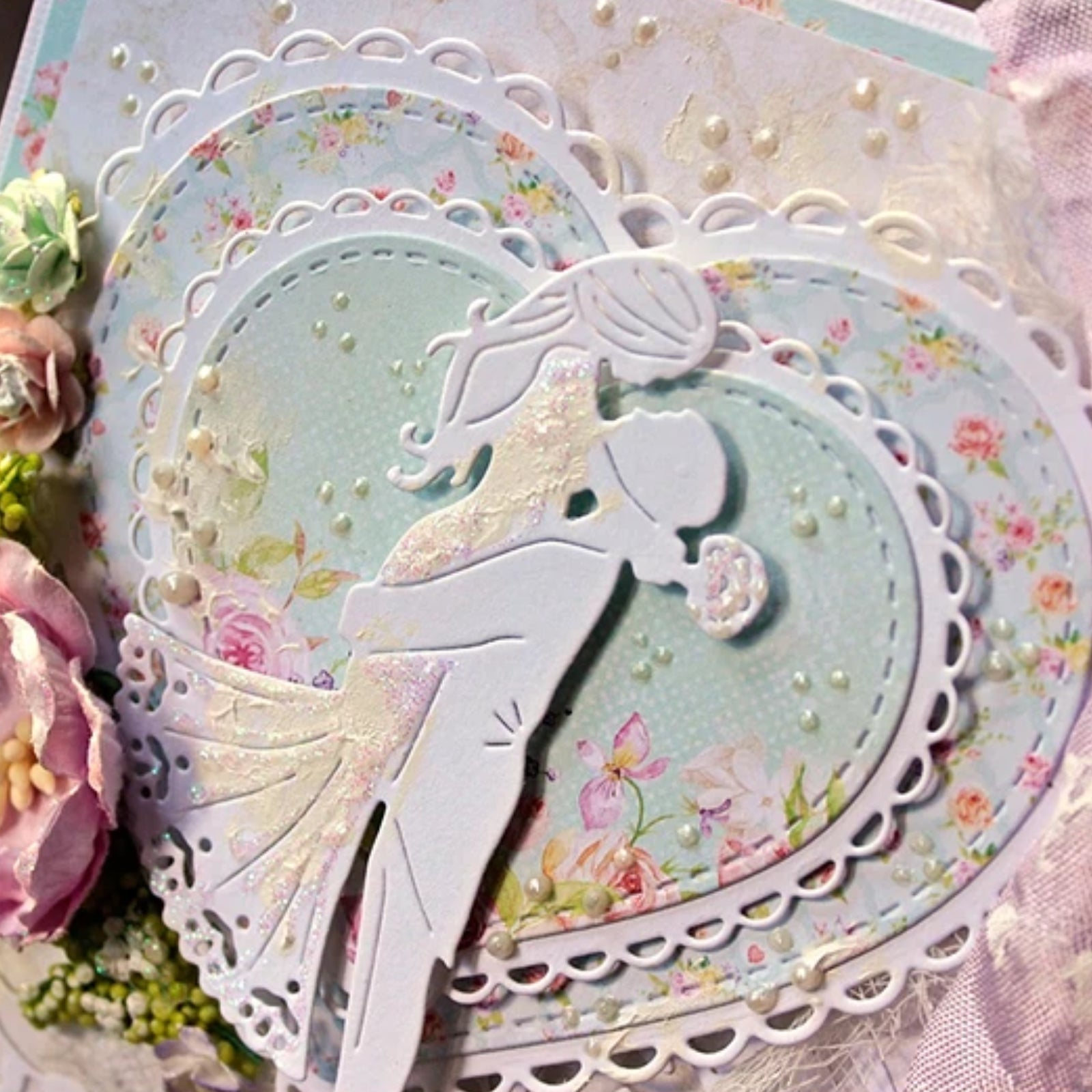 Bride & Groom Embrace Cutting Die