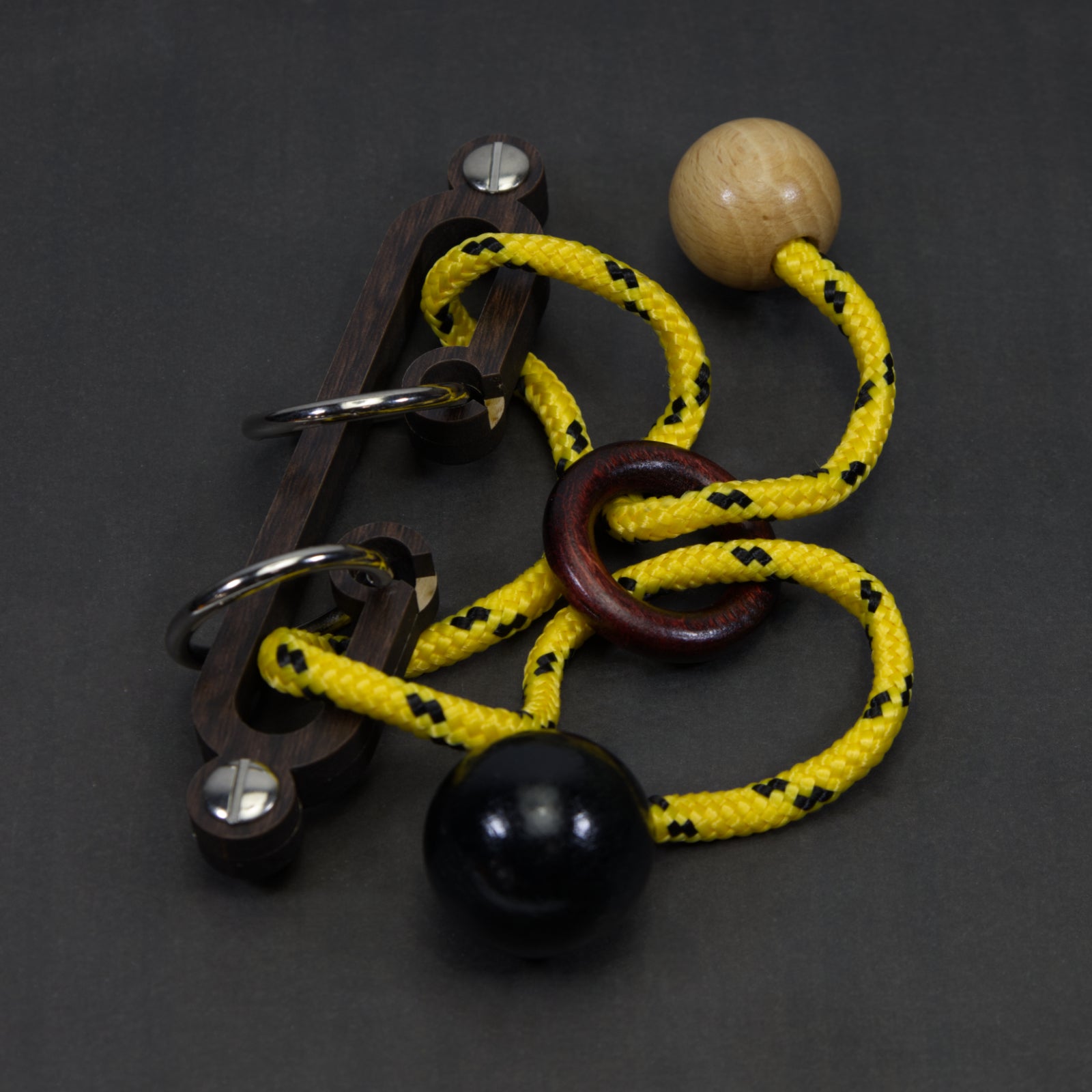 Black Pearl - Ring and Rope Puzzle - Level 8 - Siebenstein Spiele