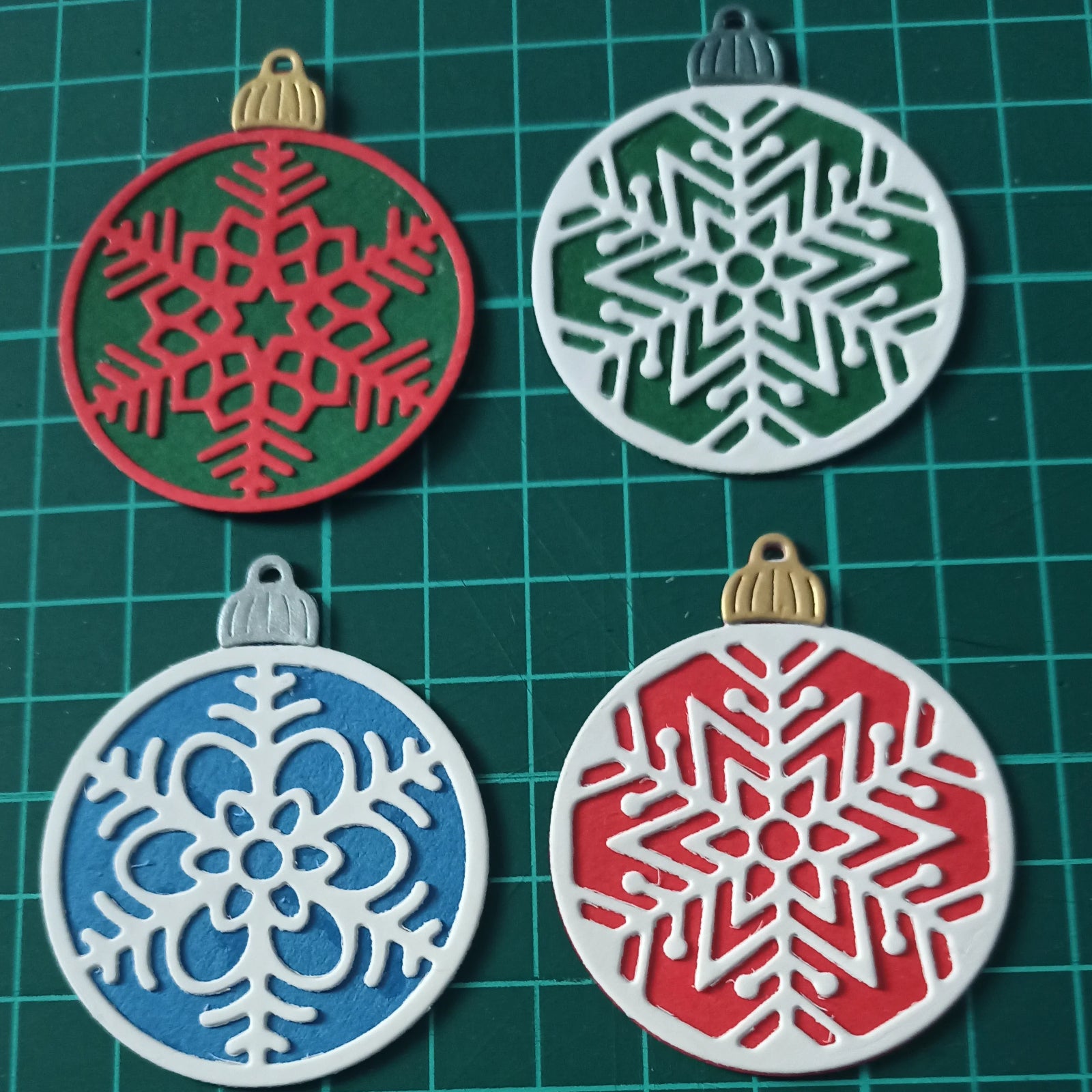 Layering Christmas Ornaments Cutting Dies